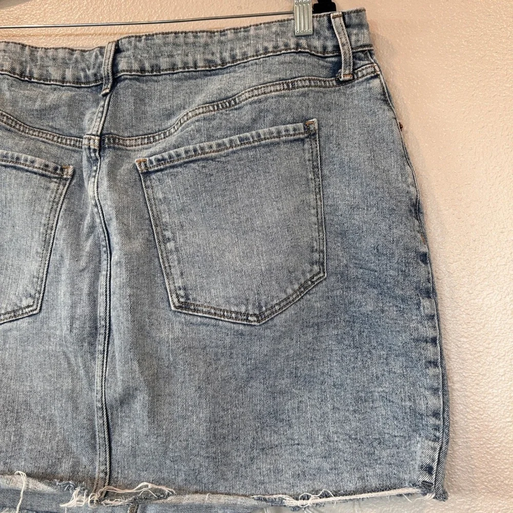 Old Navy High Rise Light Wash‎ Denim Mini Skirt Raw Hem Button Fly Size 18